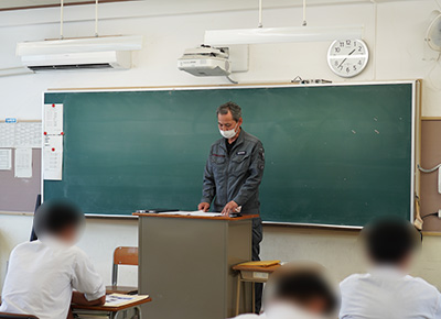 出前PR講座で講師をしている様子と真剣に聞く学生の方たち